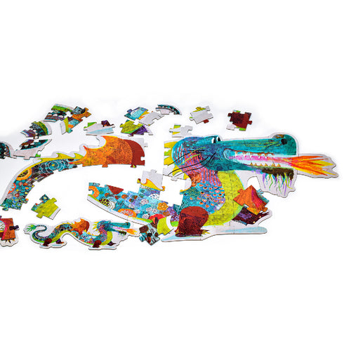 お手本を見ながらドラゴンのパズルをくみ上げています。大きくて迫力があります。