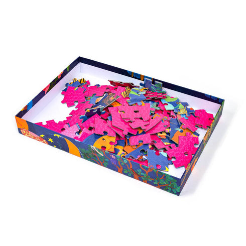 積みあがったパズルのピースです。表にはデザイナーが描いたイラストが、裏にはDJECOのロゴマークが描かれています。