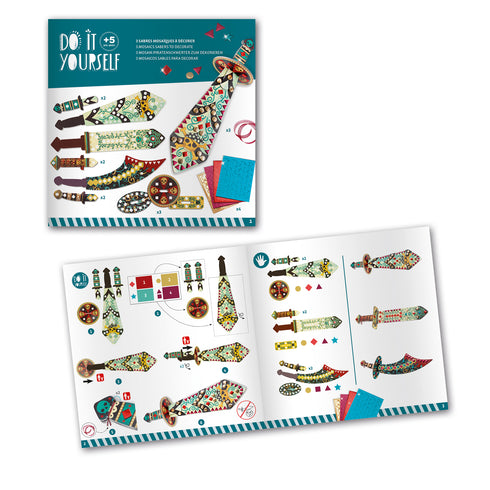 ブックレットにはそれぞれの剣の見本や作り方が書いてあります。