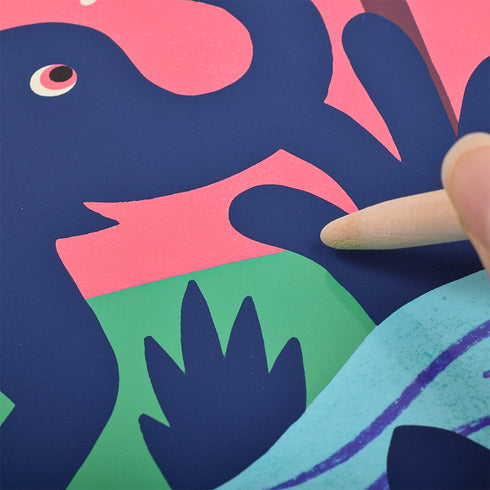 ゾウのスクラッチアートを作っています。付属の棒で表面を書くように削っていきましょう。