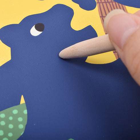 トラのスクラッチアートを作っています。付属の棒で表面を書くように削っていきましょう。