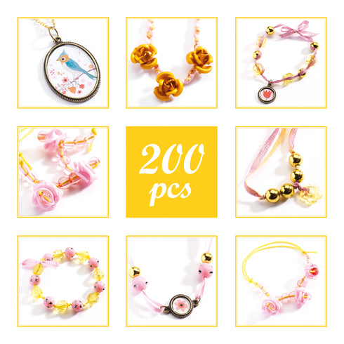 ビーズやチャームなどを使って自分だけのオリジナルアクセサリーを作ろう。