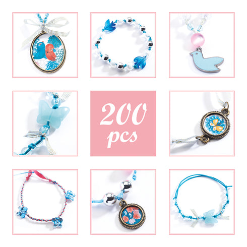 ビーズやチャームなどを組み合わせて自分だけのオリジナルアクセサリーを作りましょう。