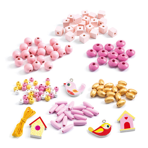 木製のビーズがたっぷり入った手作りアクセサリーのセット。ピンクを基調としたビーズに、愛らしい小鳥たちのチャームがアクセントとして入っています。