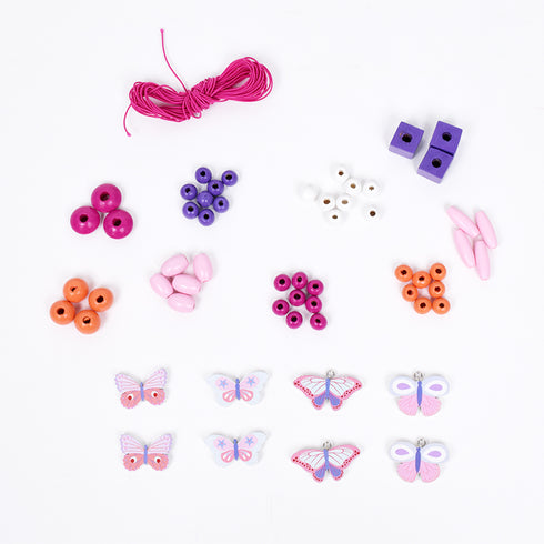 蝶の形をしたビーズや紫をベースにしたおしゃれな色合いのビーズ、ひもが1束入っています。