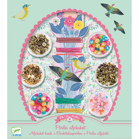 「アルファベット ビーズ」という商品です。カラフルなアルファベットのビーズセット。ビーズを使ってアクセサリーを作りましょう。