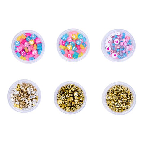 6種類のビーズが入っています。アルファベットが刻印されたカラフルなビーズ、ハートが描かれていたりていたり、アクセントになる小さなビーズ、ゴールドやシルバーの星形のビーズ、アルファベットが刻印されたゴールドのビーズが、それぞれのポッドに入っています。