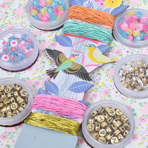 ビーズが6種類、カラフルなひもが4束入っています。