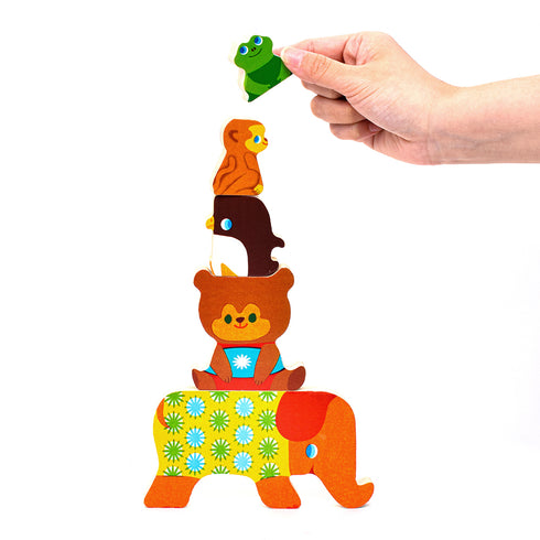 動物のピースは自立し、重ねて積み木として遊ぶこともできます。