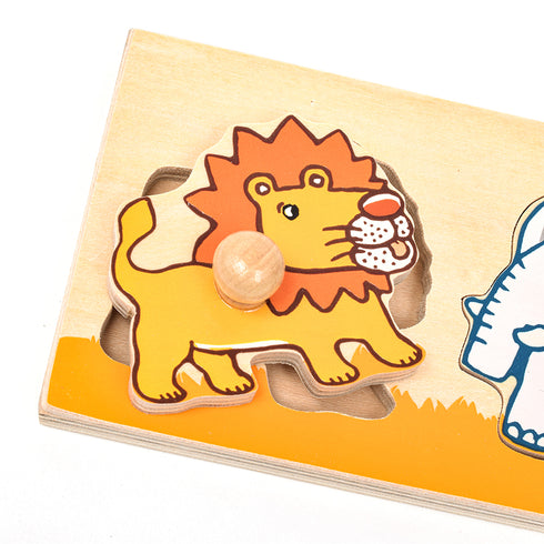 ライオンのピースをはめているところです。