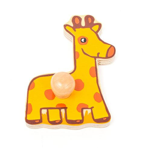 キリンのイラストが描かれた木製のピースです。