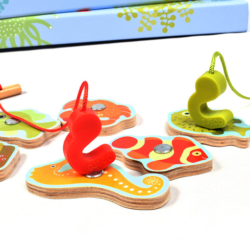 熱帯のお魚たちを釣り上げるフィッシングゲーム。釣り竿でトロピカルなマグネットの魚を釣ります。