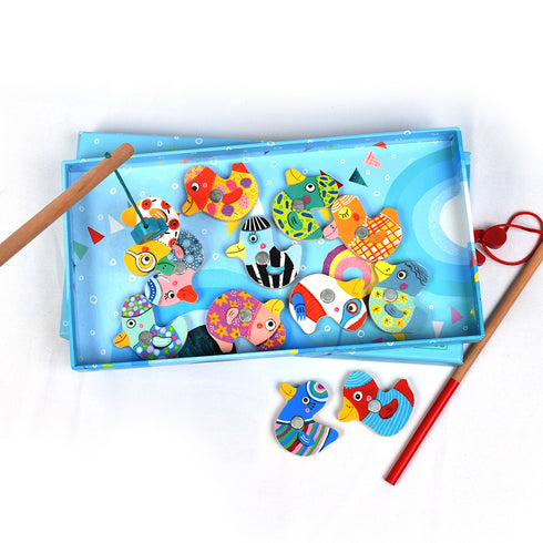 色とりどりのアヒルたちを釣り上げるフィッシングゲーム。釣り竿でカラフルなマグネットの鳥を釣ります。