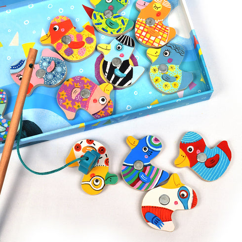 色とりどりのアヒルたちを釣り上げるフィッシングゲーム。釣り竿でカラフルなマグネットの鳥を釣ります。