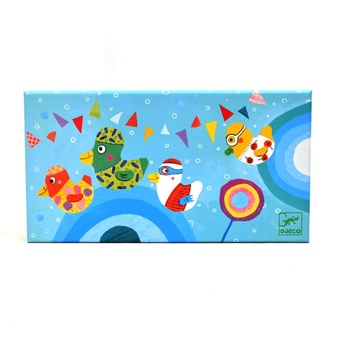 かわいいアヒルたちが描かれた水色の箱の中にアヒルたちが入っています。