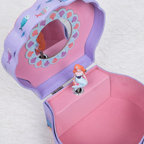 オルゴール付きのジュエリーボックス。中はネックレスやブレスレットなどをしまえる広いスペースがあります。