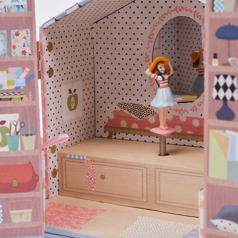 中にはおしゃれをしている女の子の人形が入っています。ゼンマイを回すとメロディーに合わせて女の子もくるくると回りだします。