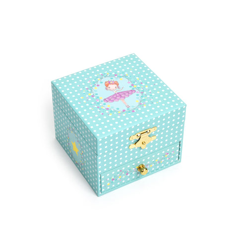 閉じた状態のジュエリーボックスです。ゼンマイを巻くと開けた時にオルゴールが鳴り始めます。