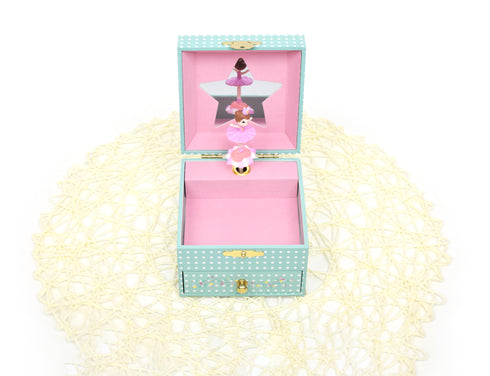 オルゴール付きのジュエリーボックス。中はネックレスやブレスレットなどをしまえる広いスペースがあります。