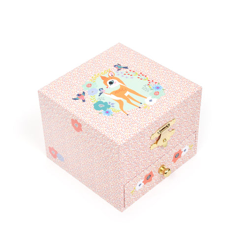 閉じた状態のジュエリーボックスです。ゼンマイを巻くと開けた時にオルゴールが鳴り始めます。