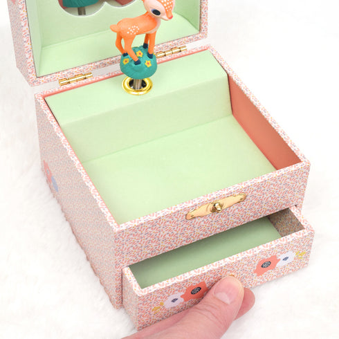 下部には引き出しもついているので、ぜひ大切なものをしまってください。