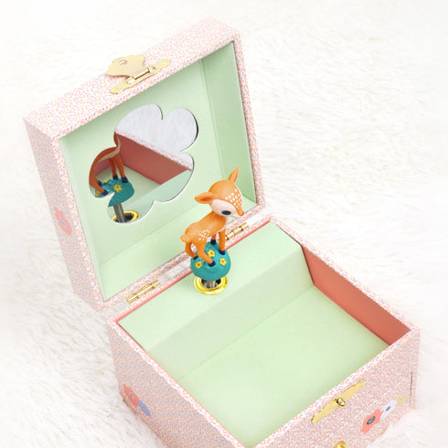 フタを開けるとかわいい小鹿の人形が入っています。ゼンマイを回すとオルゴールに合わせて人形がくるくると回りだします。