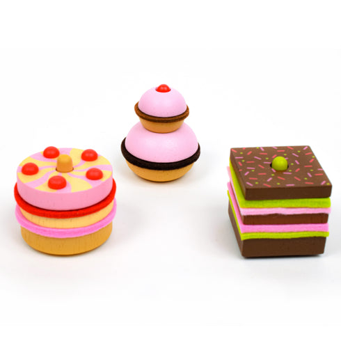 木とフェルトのパーツが重なってできたケーキです。順番を入れ替えてオリジナルのケーキを作ることもできます。