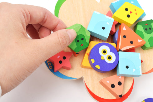 緑のピースをボードに乗せているところです。ピースがこぼれたら負けになります。