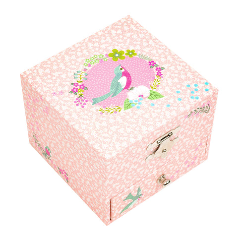 閉じた状態のジュエリーボックスです。ゼンマイを巻くと開けた時にオルゴールが鳴り始めます。