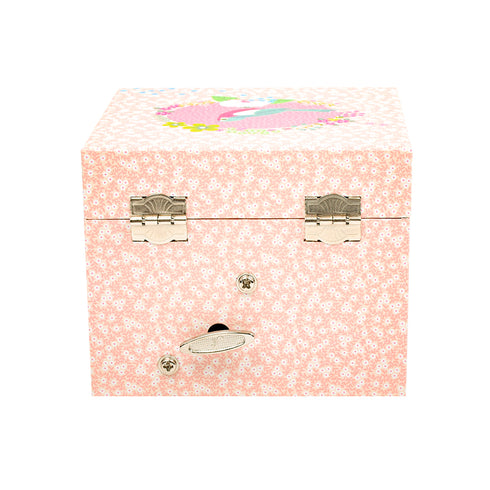 裏から見た閉じた状態のジュエリーボックスです。ゼンマイを巻くと開けた時にオルゴールが鳴り始めます。