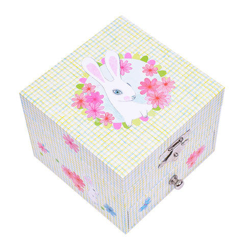 閉じた状態のジュエリーボックスです。ゼンマイを巻くと開けた時にオルゴールが鳴り始めます。