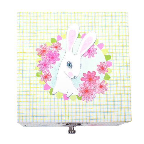 箱の上部にはウサギのイラストが描かれています。