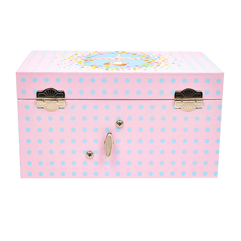 裏から見た閉じた状態のジュエリーボックスです。ゼンマイを巻くと開けた時にオルゴールが鳴り始めます。