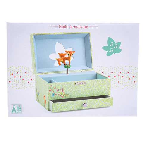 ゼンマイを巻きフタを開けるとメロディーに合わせて可愛いバンビがクルクルと回り出します。フタの内側にはリーフ型の鏡がついており、人形が回る様子が写し出されます。 中はネックレスやブレスレットなどをしまえる広いスペースやリングクッションがあります。下部には引き出しもついているので、ぜひ大切なものをしまってくださいね。