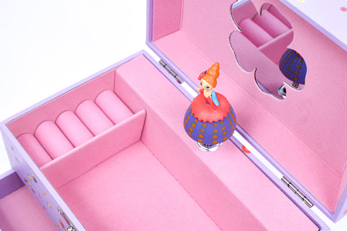 中にはお姫様の人形が入っています。ゼンマイを回すとメロディーに合わせてお姫様もくるくると回りだします。