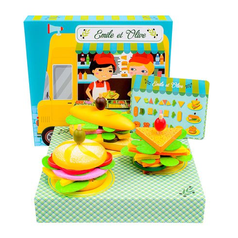 3種類のサンドイッチにメニューカードを見て作ります。絵と同じ順番通りに作ることは手順への理解・論理的思考を養います。