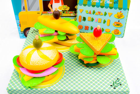 おしゃれなサンドイッチ屋さん。お客様にメニューにある3種類のサンドイッチをおすすめしましょう。おいしそうに上手く重ねましょう。