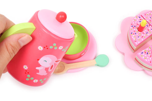 ポットで注いでいます。このような動作は微細な運動の発達を促します。