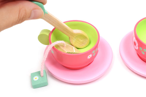 カップの中をスプーンで混ぜています。このような動作は微細な運動の発達を促します。