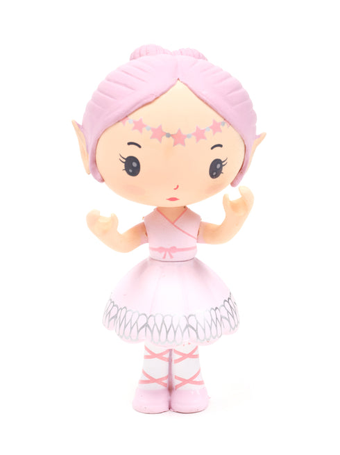 エルフの正面です。ピンク色の髪で、星の額飾りをしています。白いノースリーブのワンピースを着ています。腕は可動式で、上下に動かすことができます。