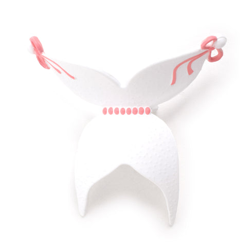 付属の着脱可能な翼です。翼の先はリボンで飾り付けられています。