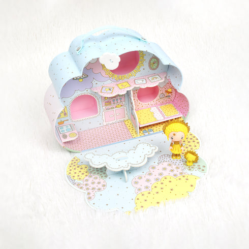 愛らしい雲の形をしたキャリーケースを開くと、寝室・キッチン・ダイニングテーブルを備えたドールハウスになっています。サニーと相棒のライオン、ミアのお家です。物語を考えて、お人形遊びを楽しみましょう。遊んだ後はすべてケースにしまうことができ、お子さまのお片付けの習慣づけにもなります。