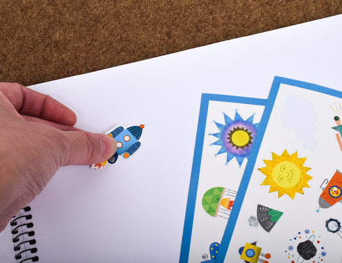 ロケットのシールを貼り付けています。