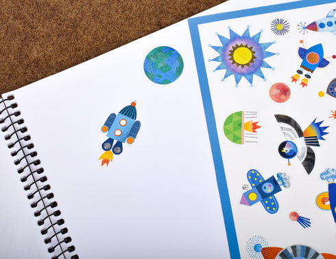 ロケットと地球のシールを貼り付けました。