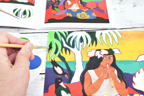 ブックレットを見ながら木の葉に色を付けています。