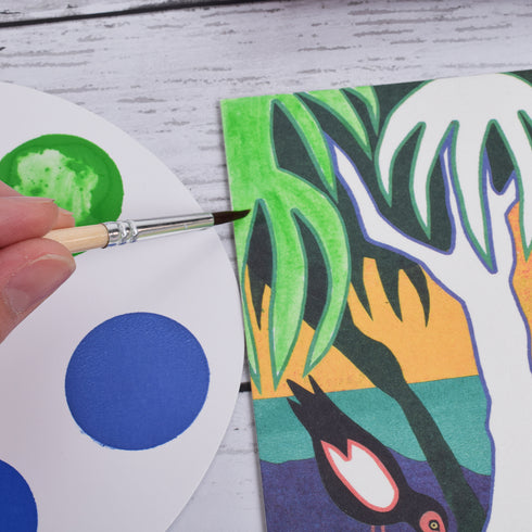 木の葉に色を付けています。作品を作りながら巨匠の感性に触れ、アート作品の理解を深めましょう。