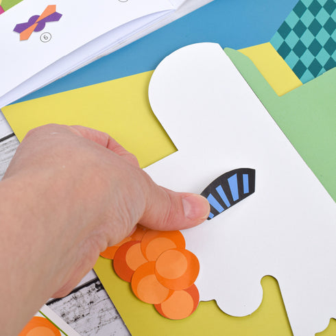 パーツは少しずつ重なるように貼っていきましょう。