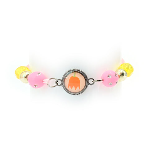 この商品で作ったチューリップのチャームが特徴的なブレスレットです。