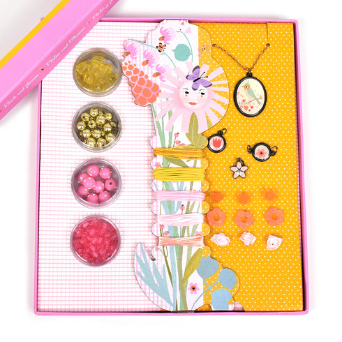 ビーズが4種、ひもが5束、ネックレスは1本、チャームは11個入っています。