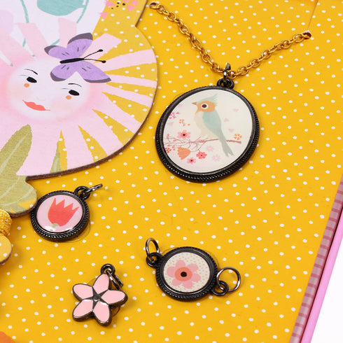 小鳥のネックレスや花が描かれたチャームが入っています。チャームは全部で12個入っています。